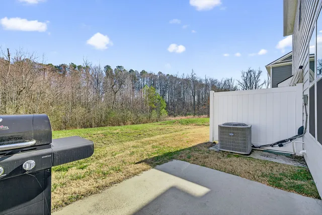 a view of a backyard