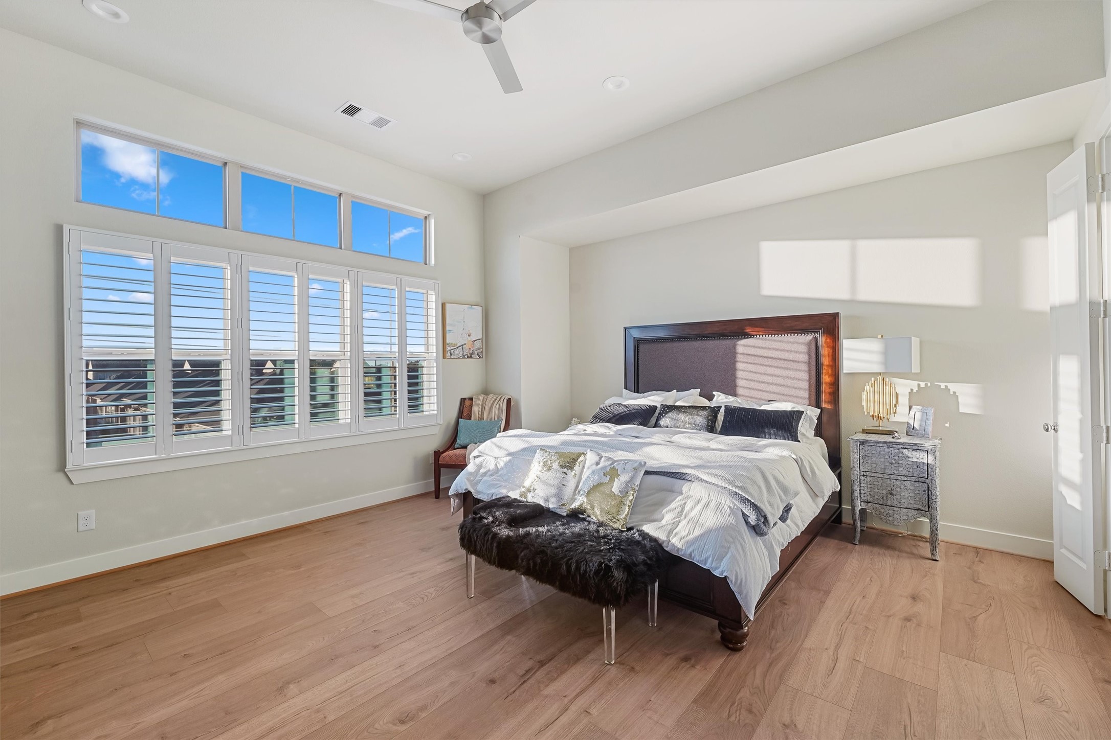 5209 Allen Street, Unit I Houston, TX 77007 - Photo 11 of 19 Master bedroom - 3rd floor