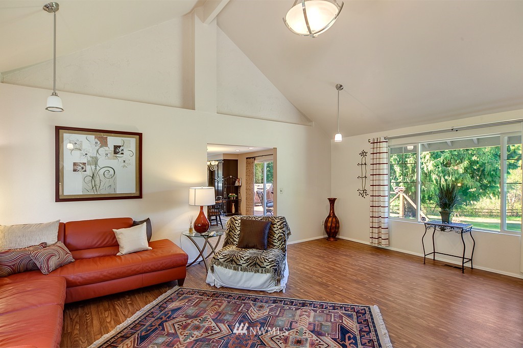 21509 Peter Grubb Road Southeast Renton, WA 98058 - Photo 4 of 15 Gallery Image 4