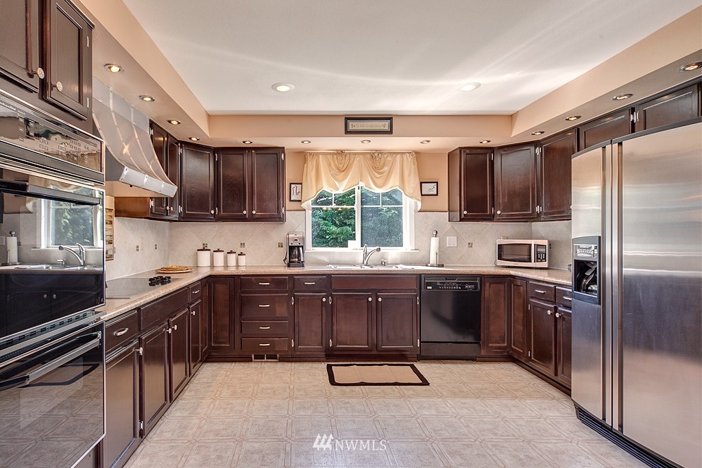 21509 Peter Grubb Road Southeast Renton, WA 98058 - Photo 5 of 15 Gallery Image 5