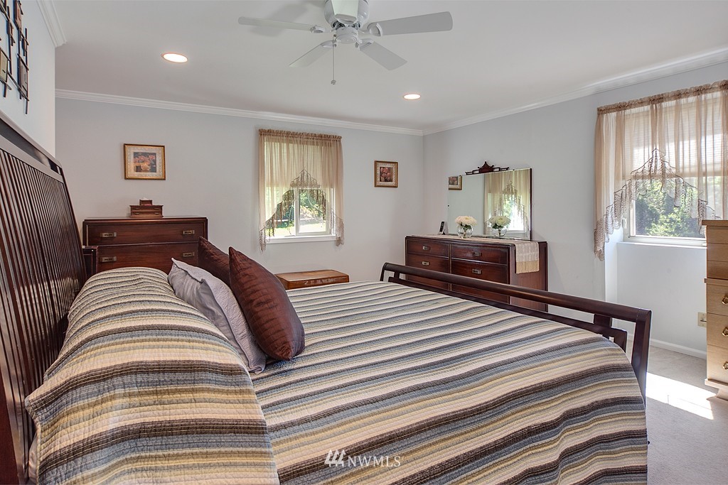 21509 Peter Grubb Road Southeast Renton, WA 98058 - Photo 8 of 15 Gallery Image 8