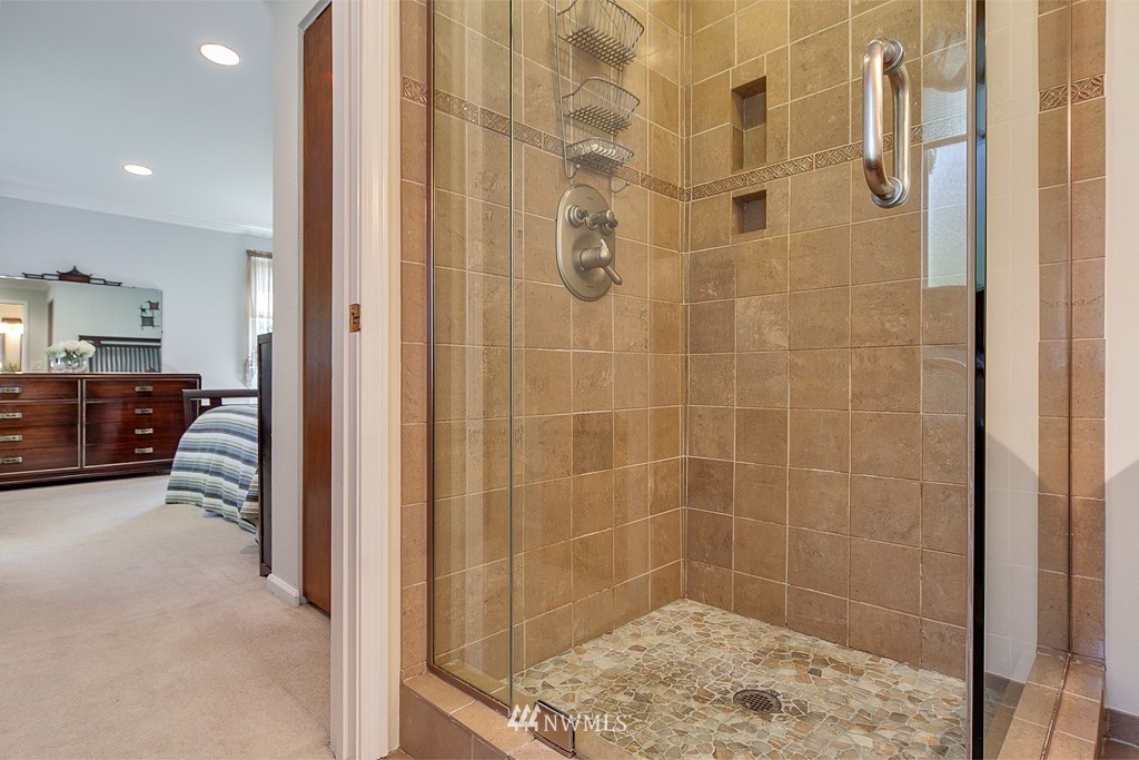21509 Peter Grubb Road Southeast Renton, WA 98058 - Photo 10 of 15 Gallery Image 10