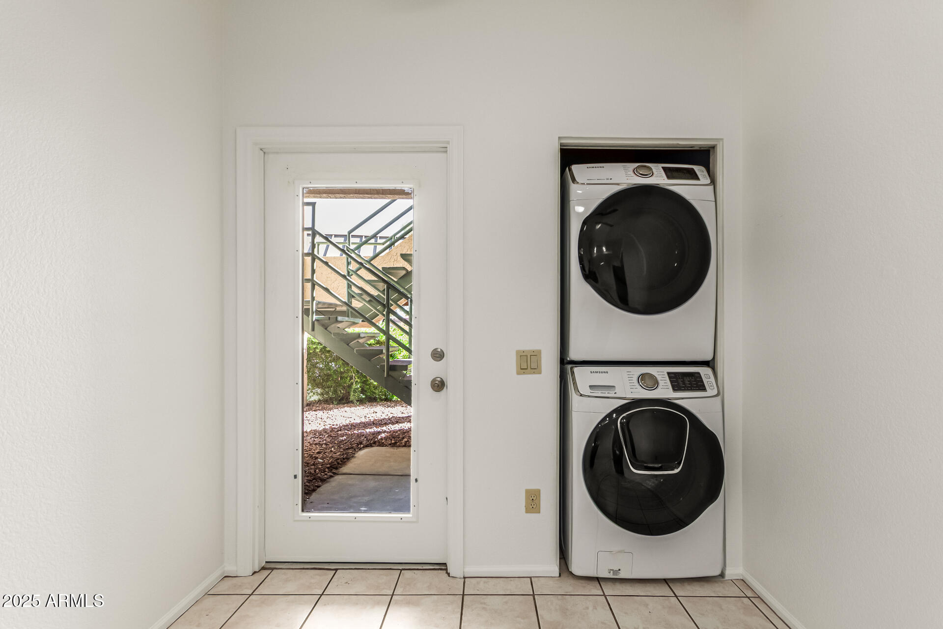 101 North 7th Street, Unit 135 Phoenix, AZ 85034 - Photo 21 of 33 a view of a hallway with washer and dryer