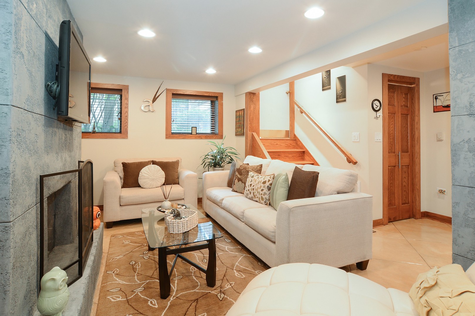 852 West Barry Avenue, Unit G Chicago, IL 60657 - Photo 2 of 13 a living room with furniture and a flat screen tv