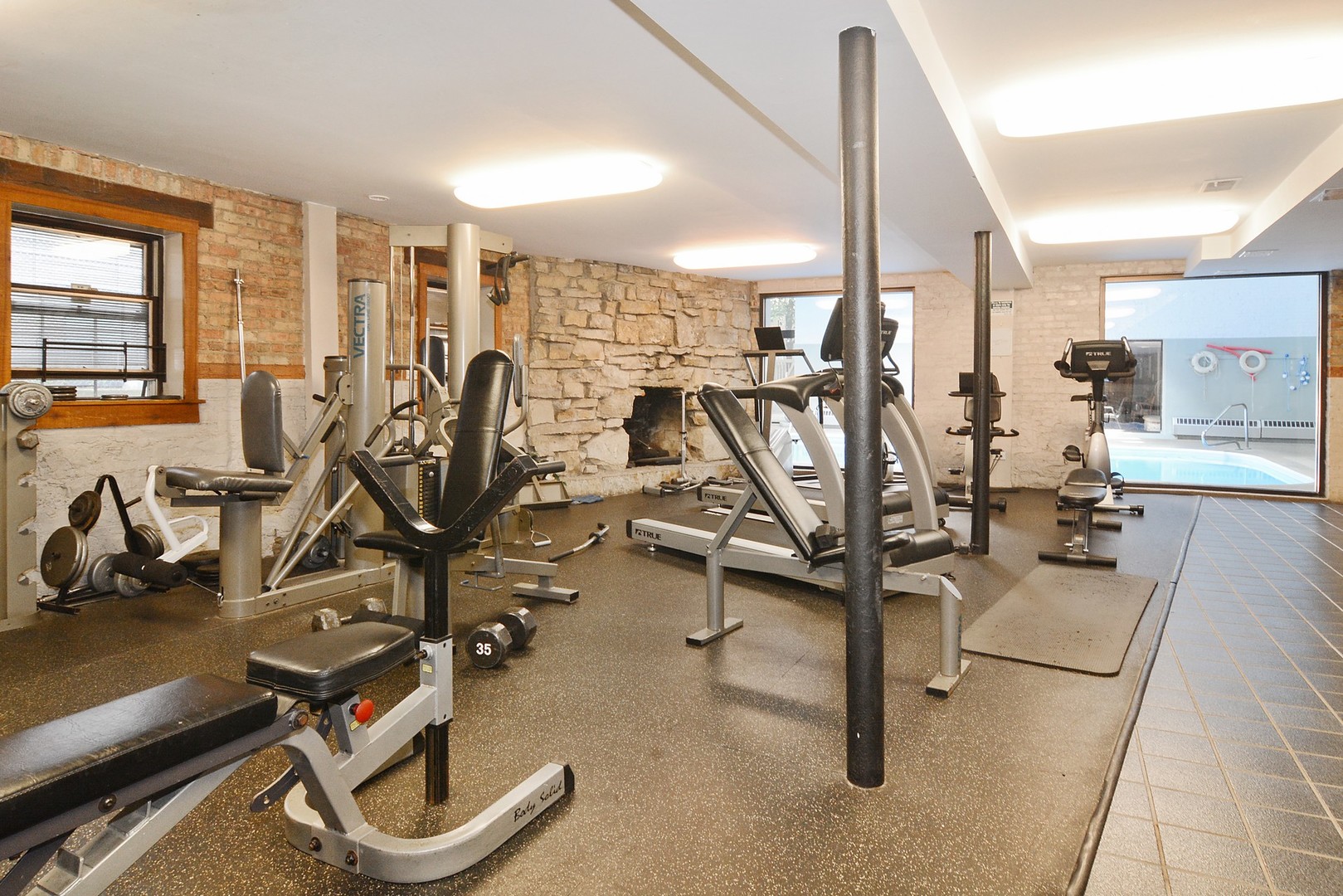 852 West Barry Avenue, Unit G Chicago, IL 60657 - Photo 12 of 13 a view of a room with gym equipment