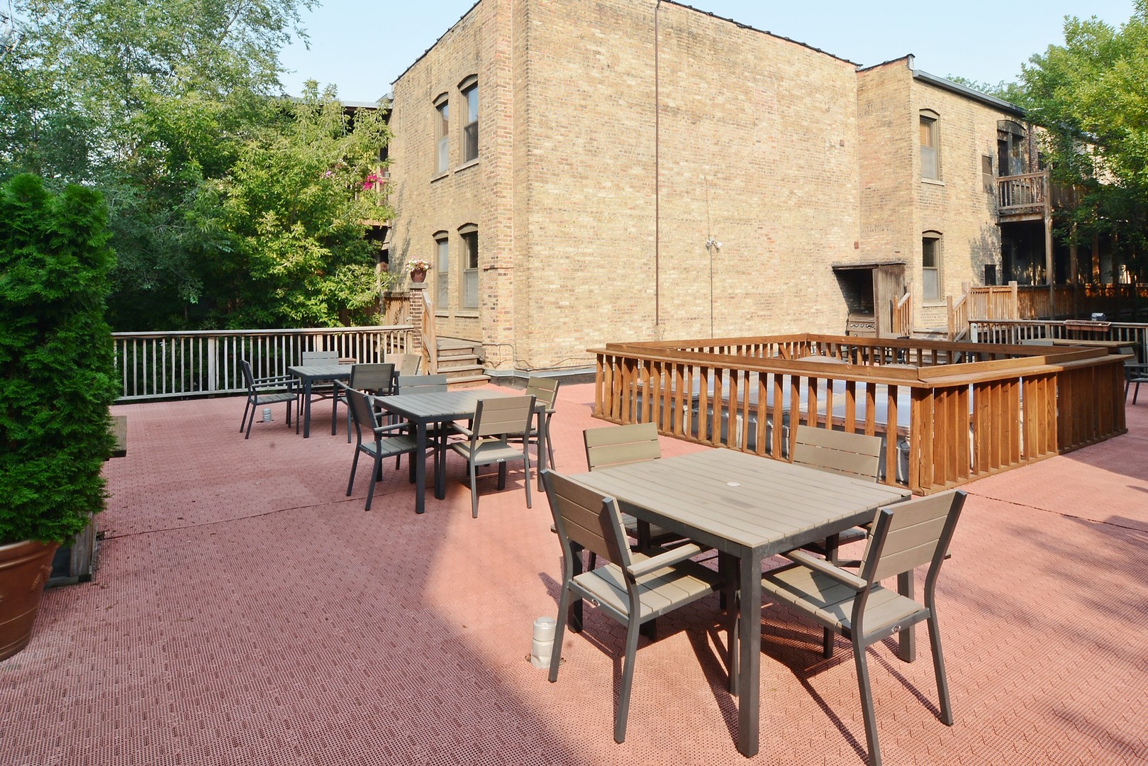 852 West Barry Avenue, Unit G Chicago, IL 60657 - Photo 10 of 13 a view of a patio with a table and chairs