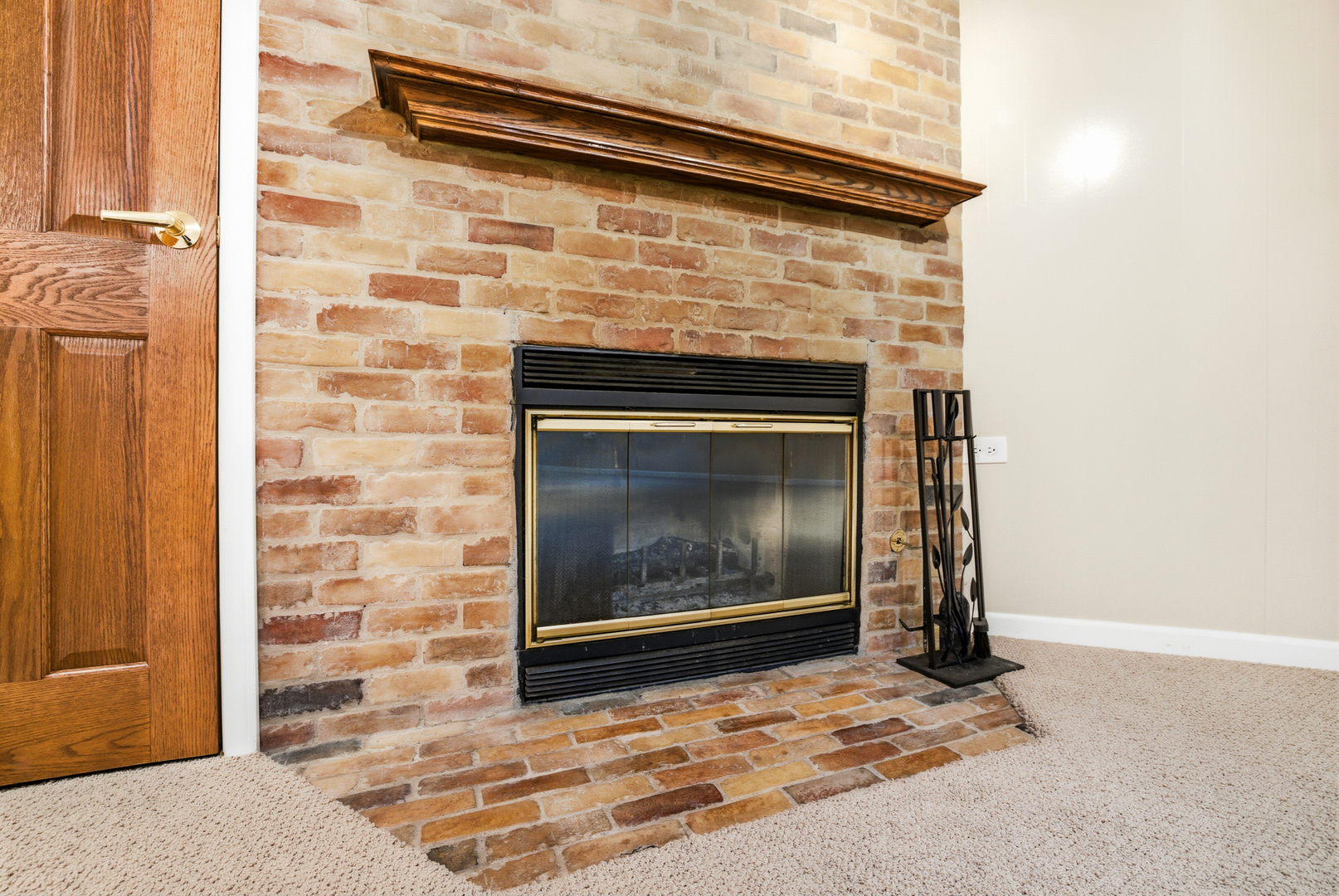 220 Dato Drive Streamwood, IL 60107 - Photo 19 of 36 a view of fireplace with wooden floor