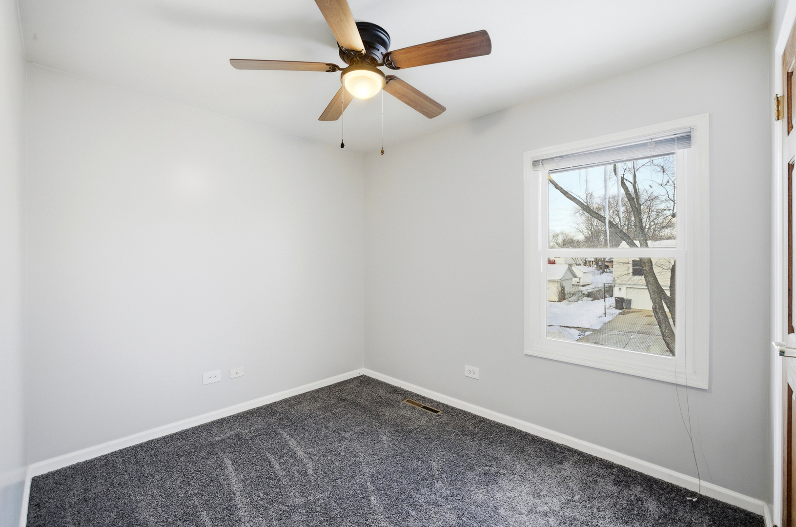 220 Dato Drive Streamwood, IL 60107 - Photo 25 of 36 an empty room with windows and ceiling fan