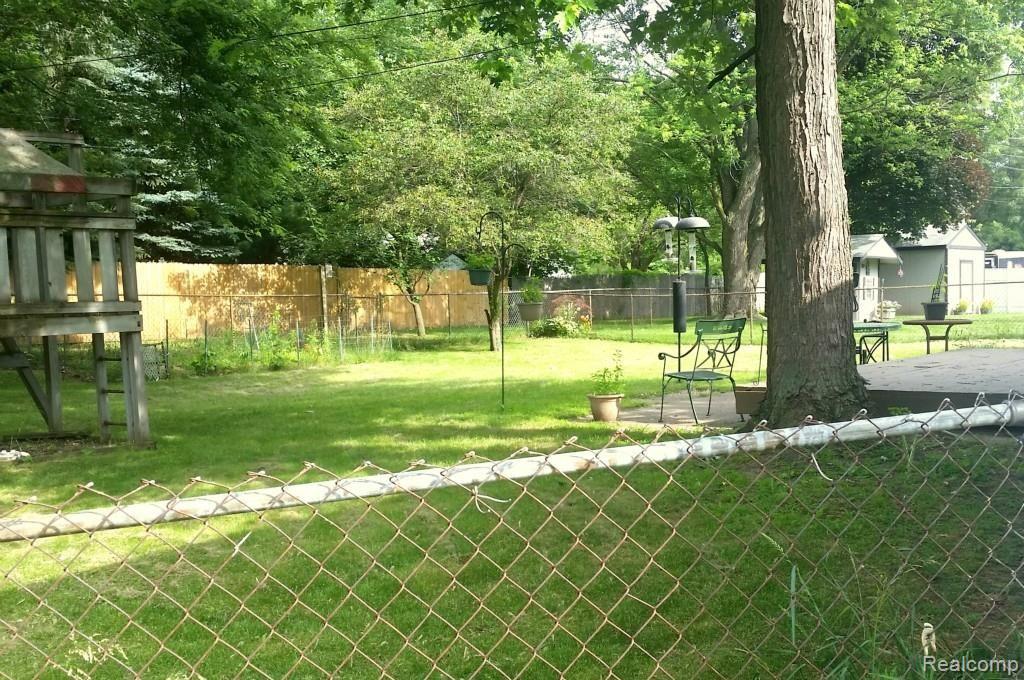 2415 Keith Road West Bloomfield, MI 48324 - Photo 4 of 32