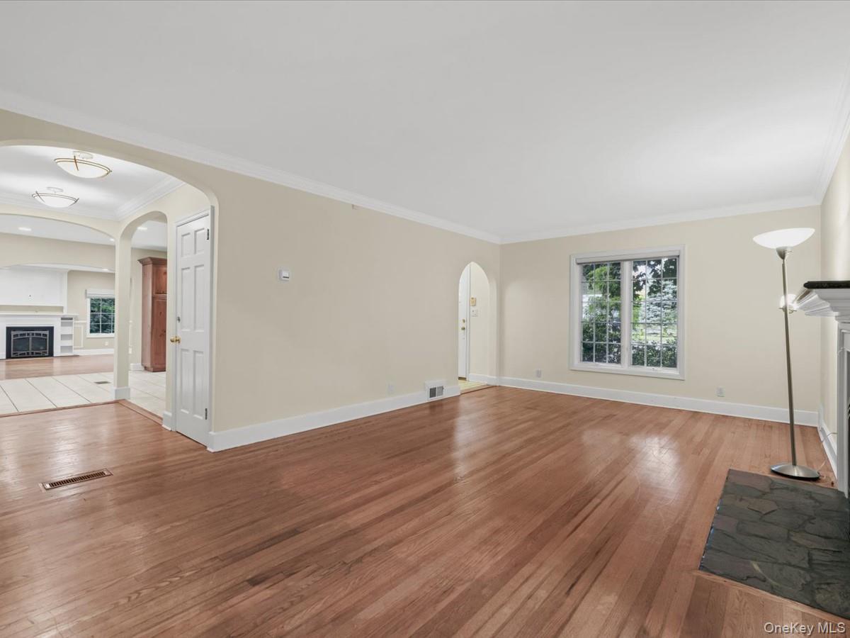 2 Amherst Road Great Neck, NY 11021 - Photo 7 of 45 Gallery Image 7