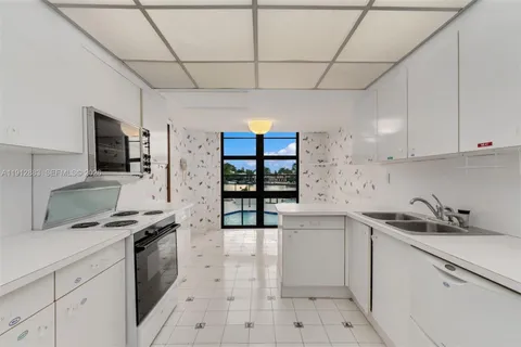 $1,135,000 | 5500 Collins Avenue, Unit 304, Miami Beach, FL 33140