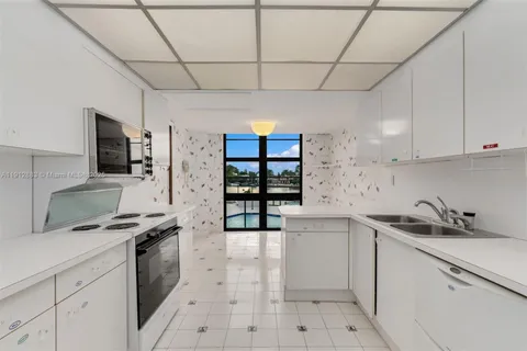 $1,185,000 | 5500 Collins Avenue, Unit 304, Miami Beach, FL 33140