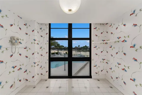 $1,185,000 | 5500 Collins Avenue, Unit 304, Miami Beach, FL 33140
