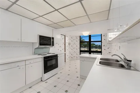 $1,185,000 | 5500 Collins Avenue, Unit 304, Miami Beach, FL 33140