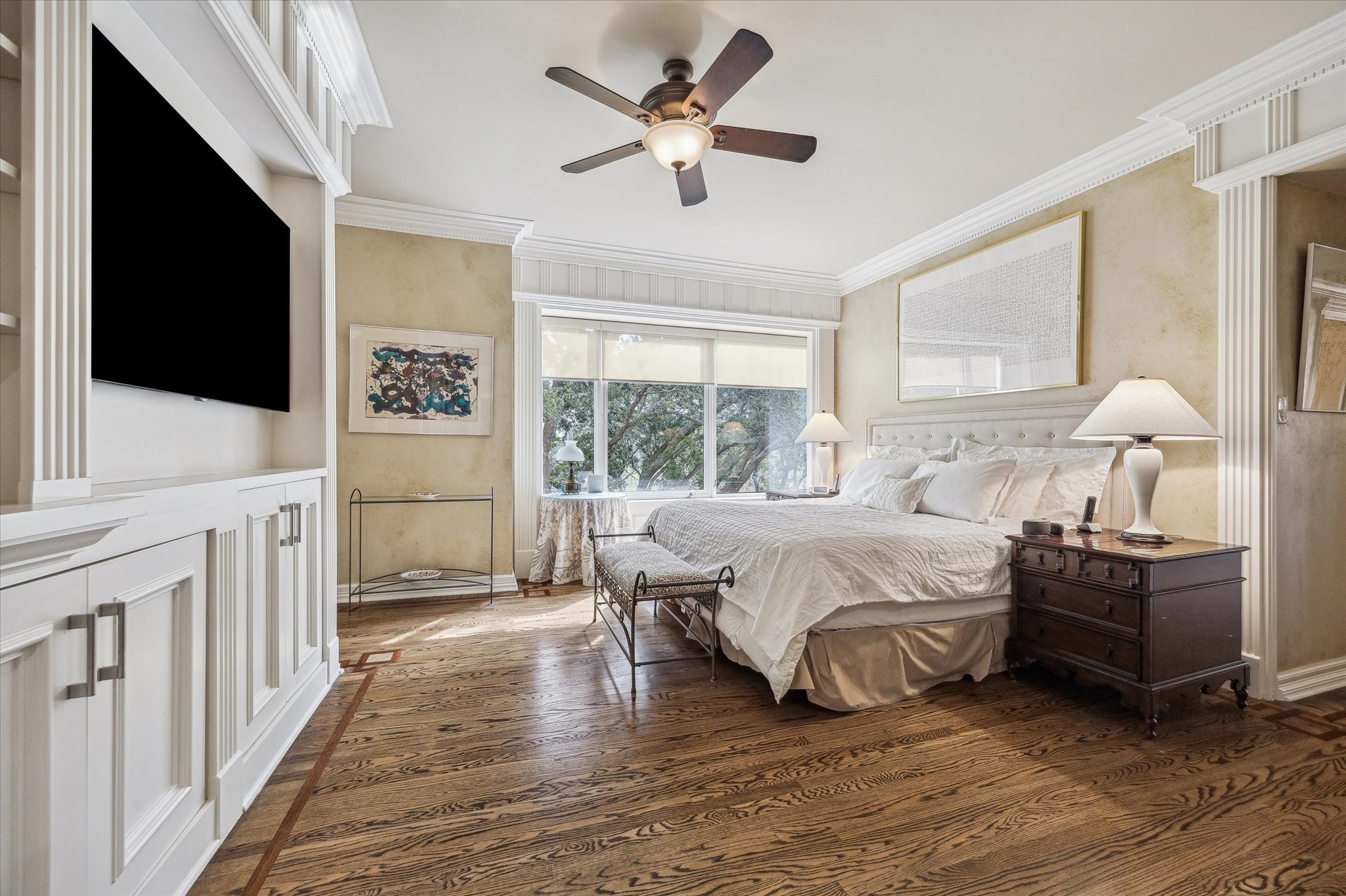 101 Westcott Street, Unit 202 Houston, TX 77007 - Photo 17 of 33 a spacious bedroom with a bed and a flat screen tv