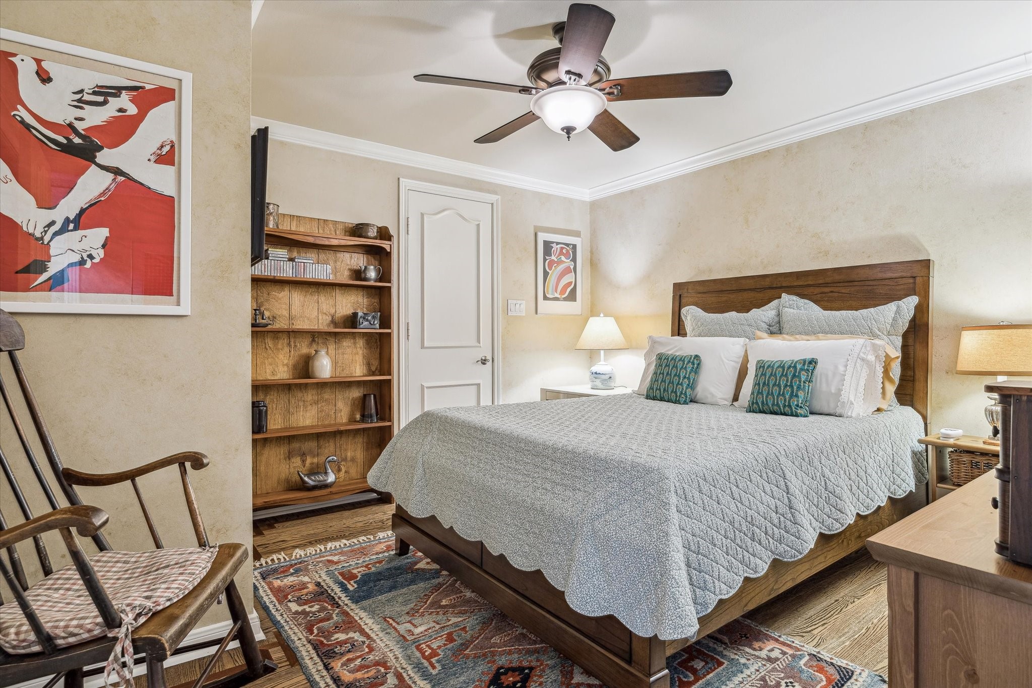 101 Westcott Street, Unit 202 Houston, TX 77007 - Photo 20 of 33 a bedroom with a bed bookshelf and a painting on the wall