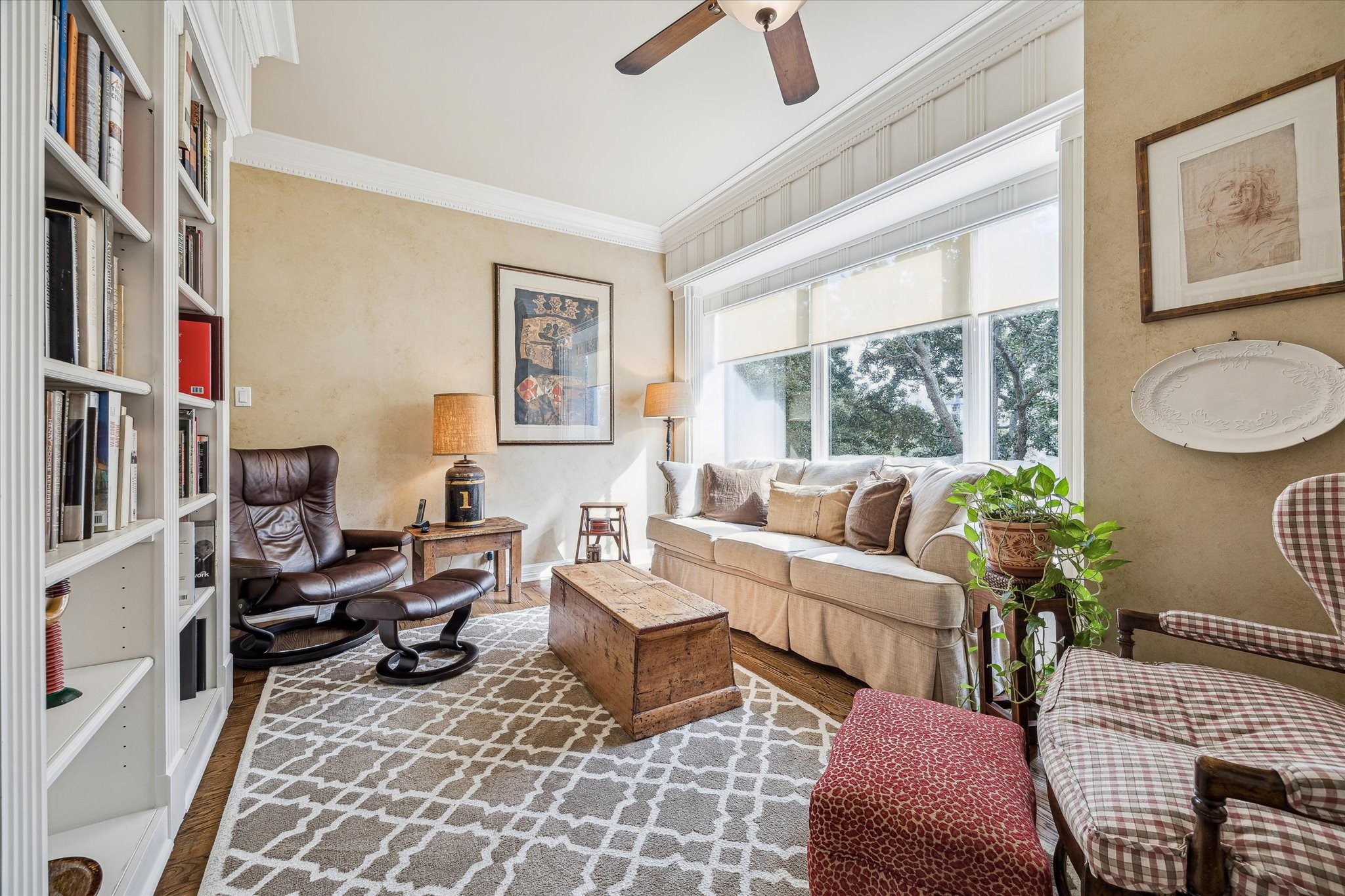 101 Westcott Street, Unit 202 Houston, TX 77007 - Photo 21 of 33 a living room with furniture and a window