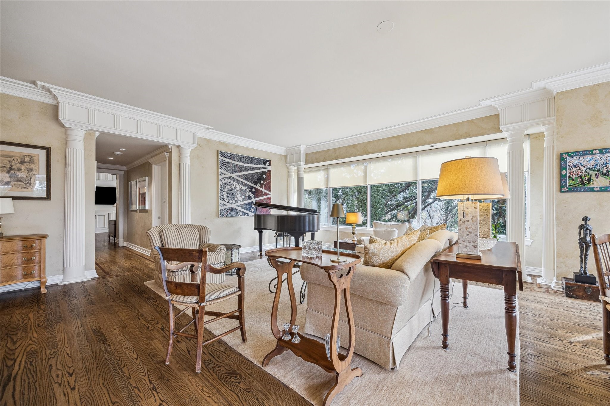101 Westcott Street, Unit 202 Houston, TX 77007 - Photo 8 of 33 a living room with furniture and a table