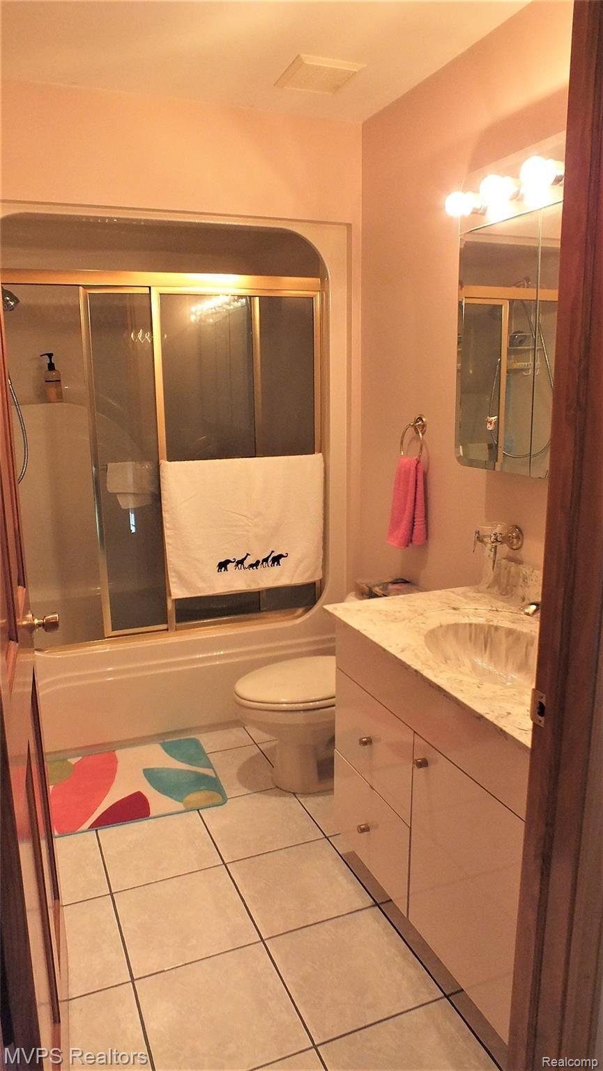 39555 Ryan Road Sterling Heights, MI 48310 - Photo 34 of 45 Second floor full bath