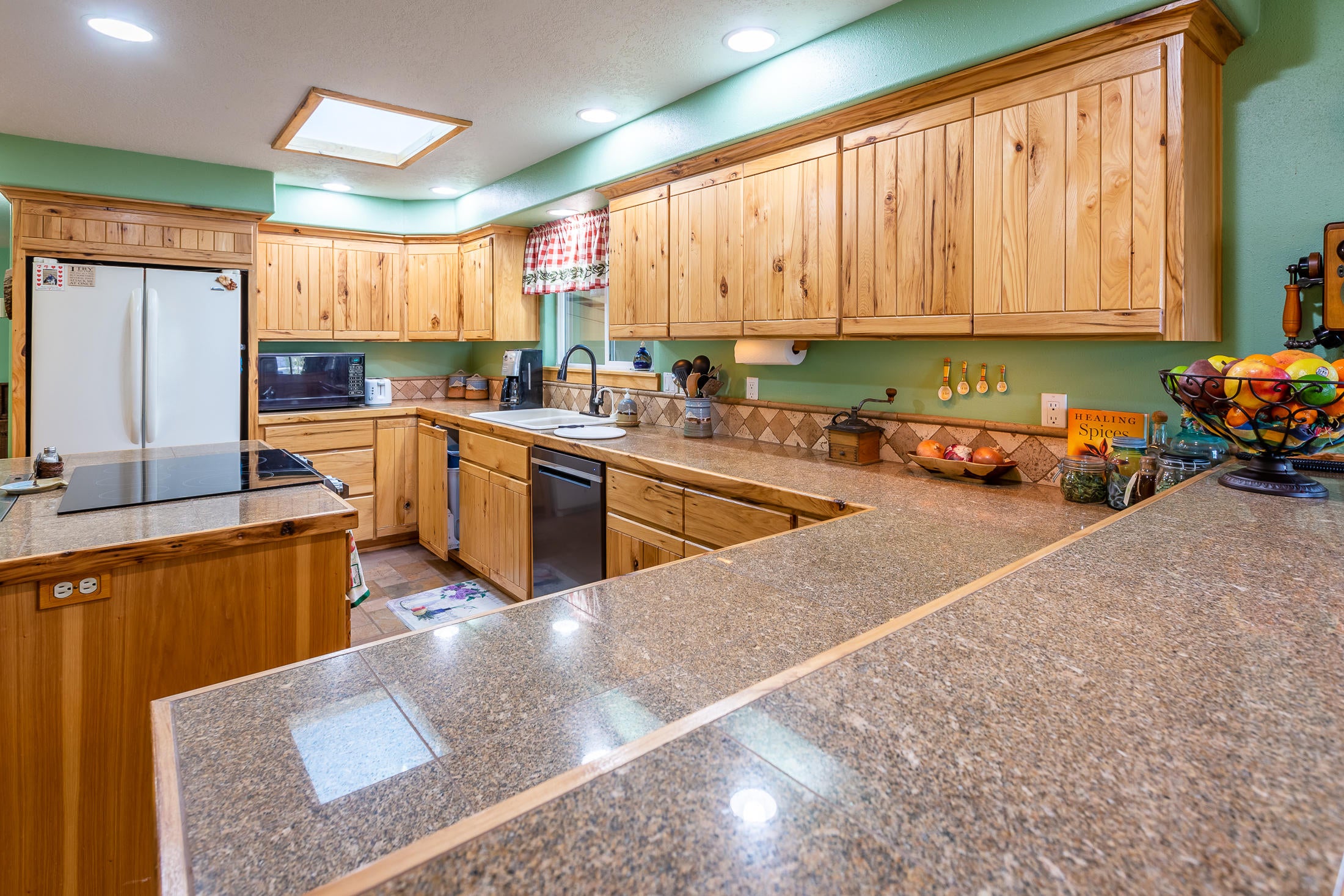 61255 Ward Road Bend, OR 97702 - Photo 17 of 63 Pantry & Skylight