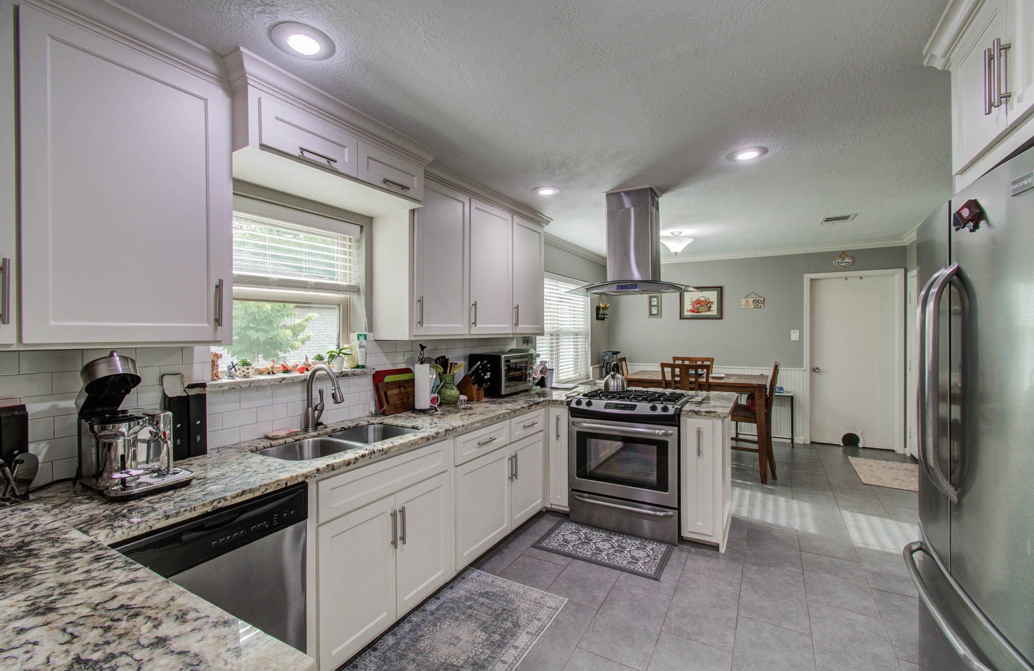 9818 Emnora Lane Houston, TX 77080 - Photo 11 of 38