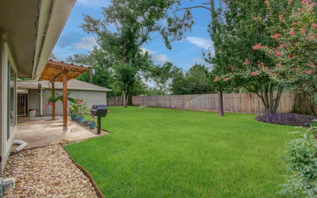 a view of a house with a backyard