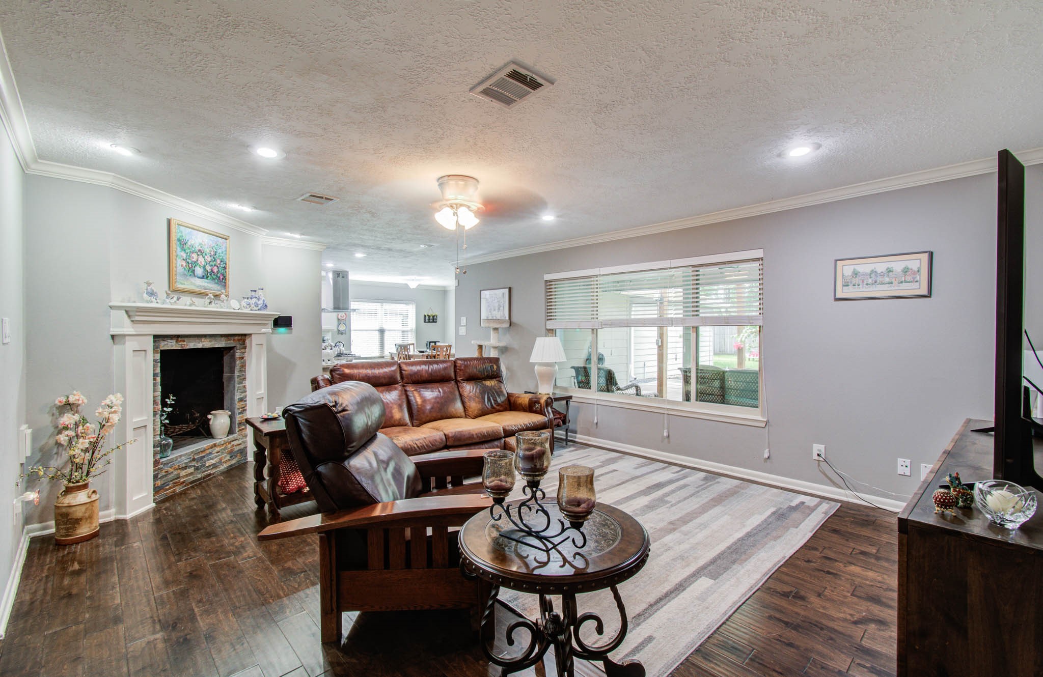 9818 Emnora Lane Houston, TX 77080 - Photo 5 of 38