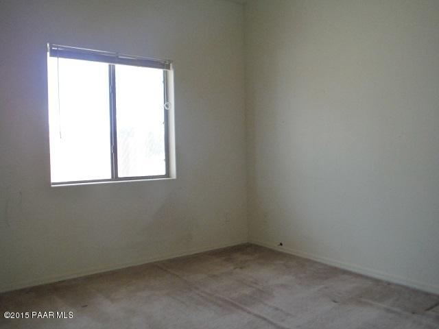 4605 North Miller Road Rimrock, AZ 86335 - Photo 12 of 20 an empty room with a window