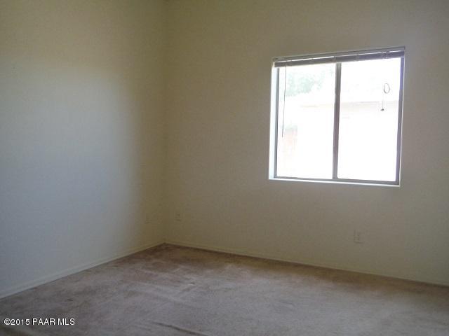 4605 North Miller Road Rimrock, AZ 86335 - Photo 9 of 20 an empty room with a window