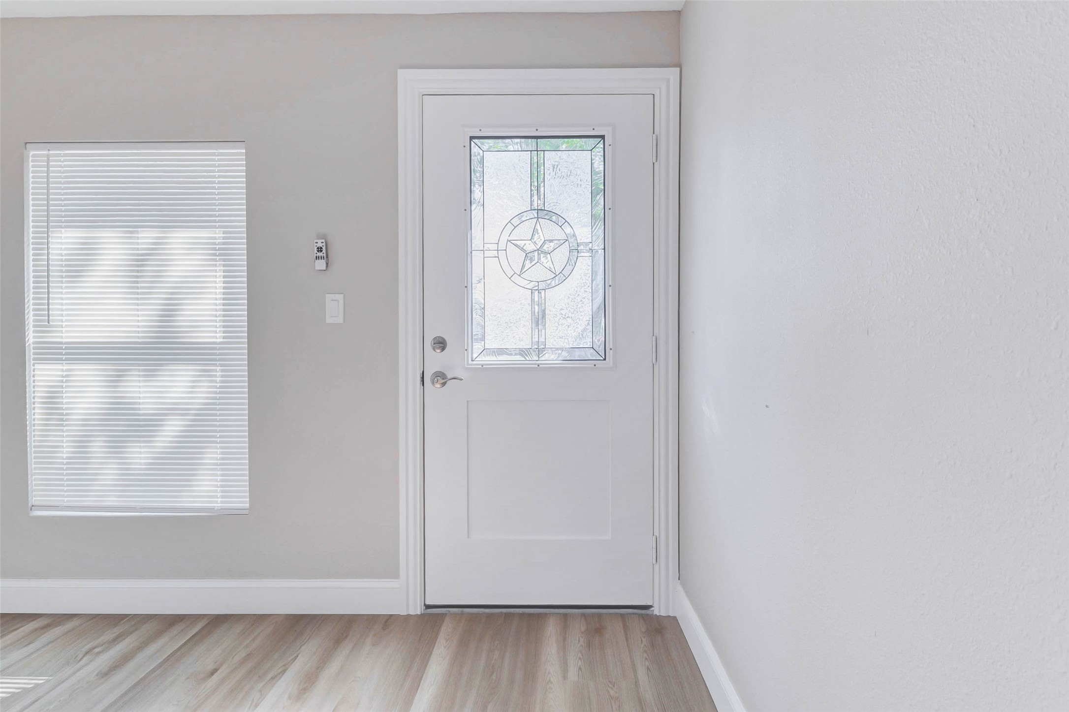 1054 Dewalt Street Houston, TX 77088 - Photo 5 of 24