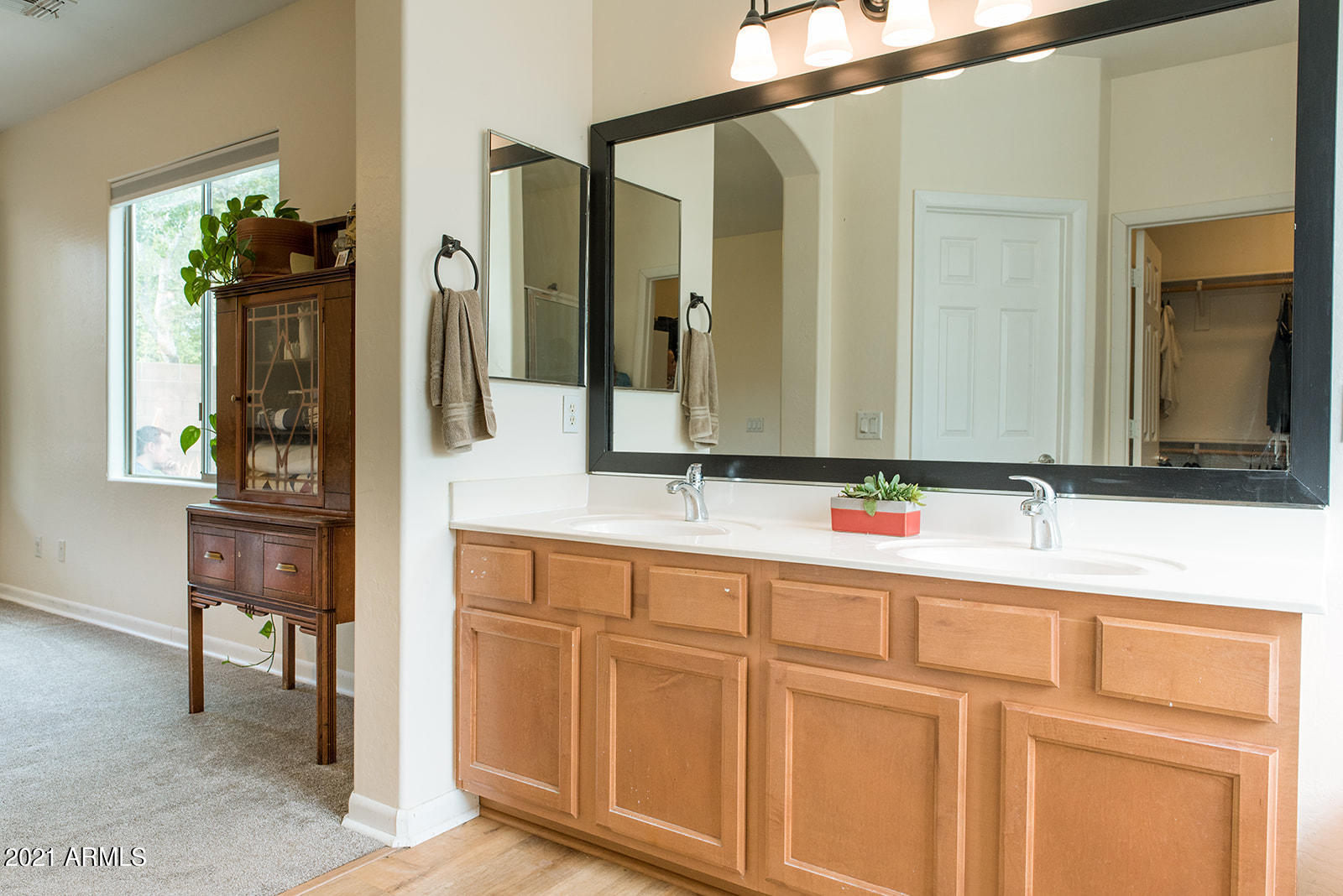 4532 East Murrieta Road Gilbert, AZ 85297 - Photo 14 of 39 Master Vanity