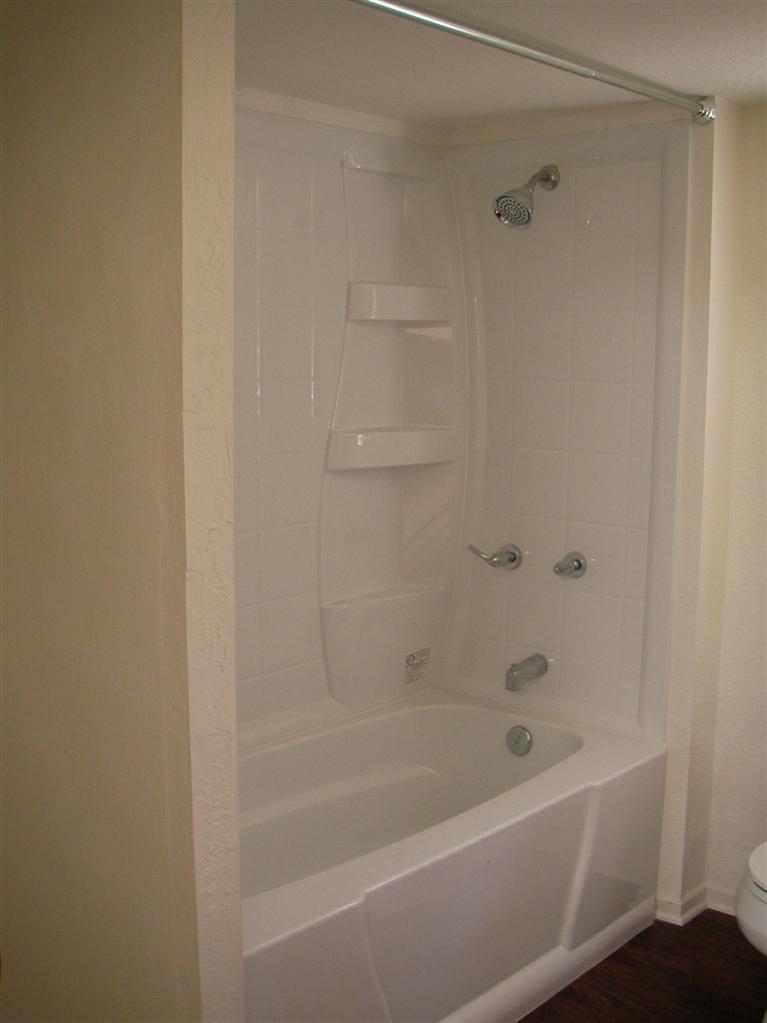 81 Valley Road Oak View, CA 93022 - Photo 7 of 11 a bathroom with a bathtub