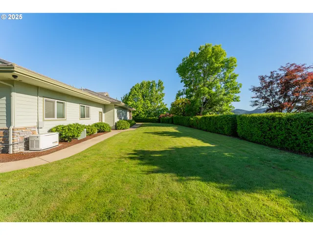 $1,595,000 | 245 Fairway Village Lane, Roseburg, OR 97471