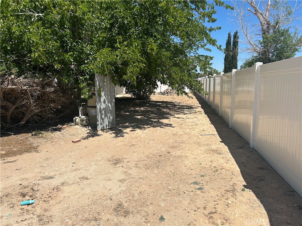 20187 Itasca Road Apple Valley, CA 92308 - Photo 35 of 35 a view of a yard with wooden fence