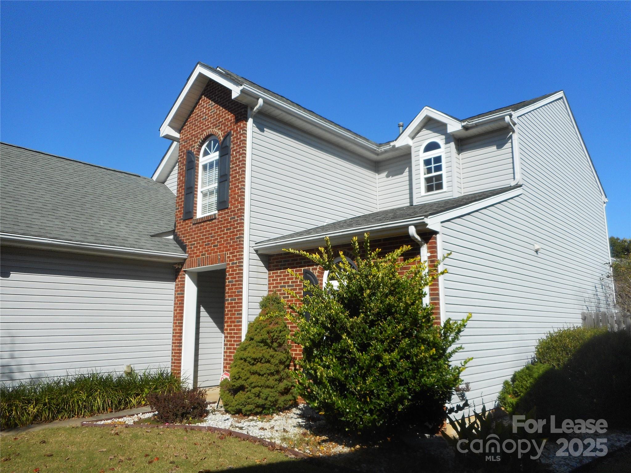 17207 Overstone Court Charlotte, NC 28277 - Photo 3 of 28 a front view of a house with garden