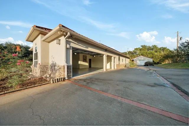a view of a house with backyard and garden