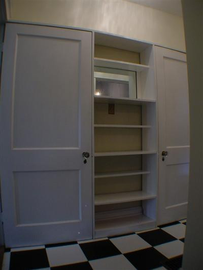 345 Desha Road Lexington, KY 40502 - Photo 14 of 25 This is the cool hall between the front