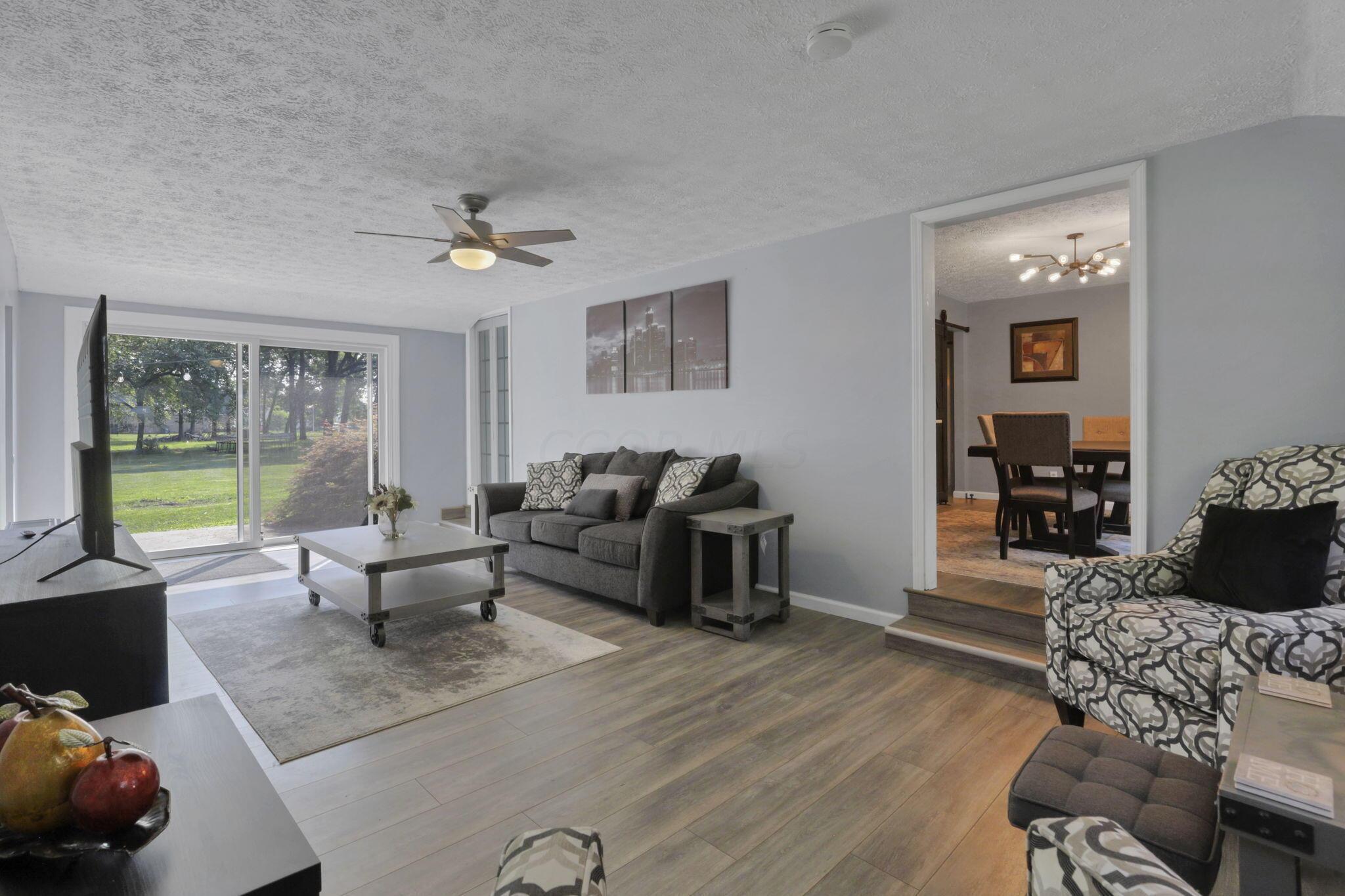930 Hibbs Road Grove City, OH 43123 - Photo 15 of 45 Living room