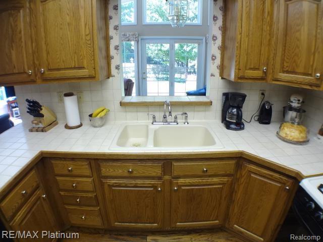 6913 Bergin Road Howell, MI 48843 - Photo 10 of 39 030.jpg