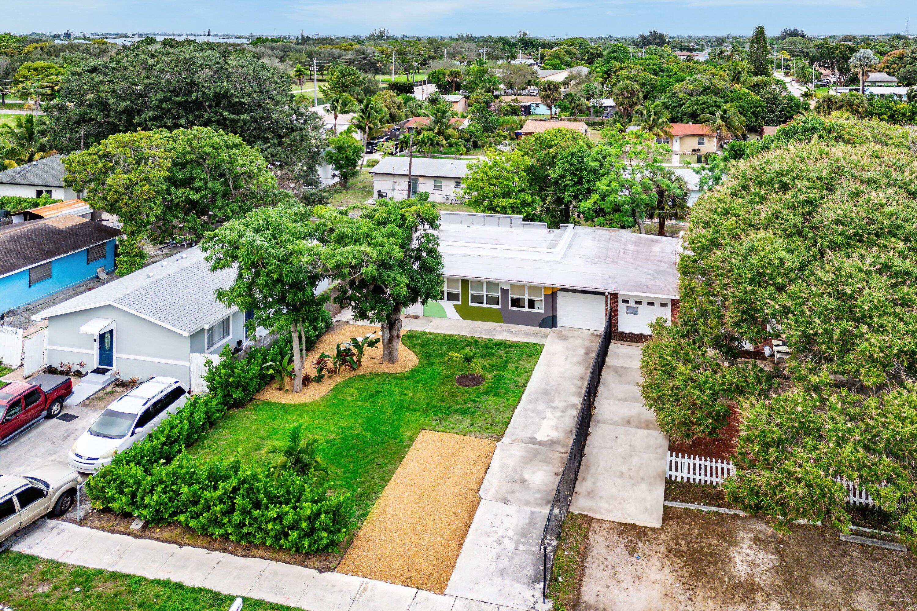 709 Southwest 9th Court Delray Beach, FL 33444 - Photo 31 of 32 an aerial view of a house with garden