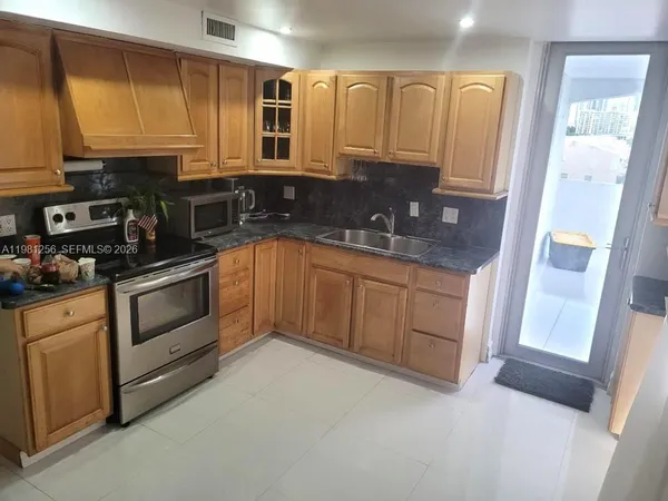 $2,900 | 3703 Northeast 166th Street, Unit 401, North Miami Beach, FL 33160