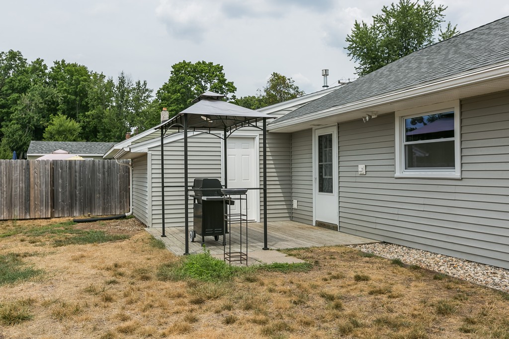 32 Old Farm Road Springfield, MA 01119 - Photo 7 of 27 a backyard of a house with table and chairs
