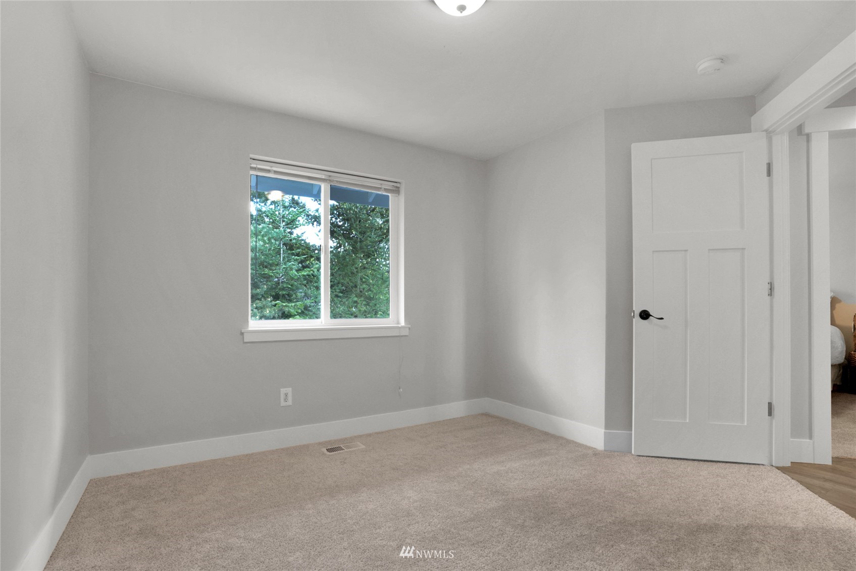 19303 Crown Ridge Boulevard Arlington, WA 98223 - Photo 20 of 30 an empty room with a window