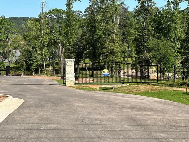 a view of entryway with garden