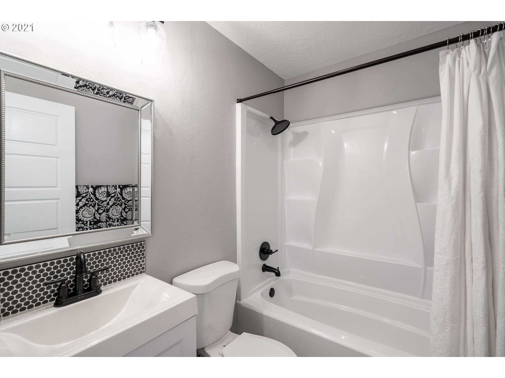 1214 L Street Springfield, OR 97477 - Photo 20 of 24 a bathroom with a toilet a sink and a bathtub