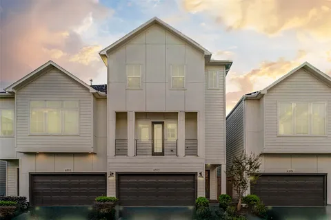 a view of front of a house with a yard