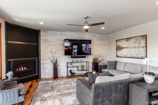 $1,898,000 | 30 Lake Parkway, Unit 20, South Lake Tahoe, CA 96150