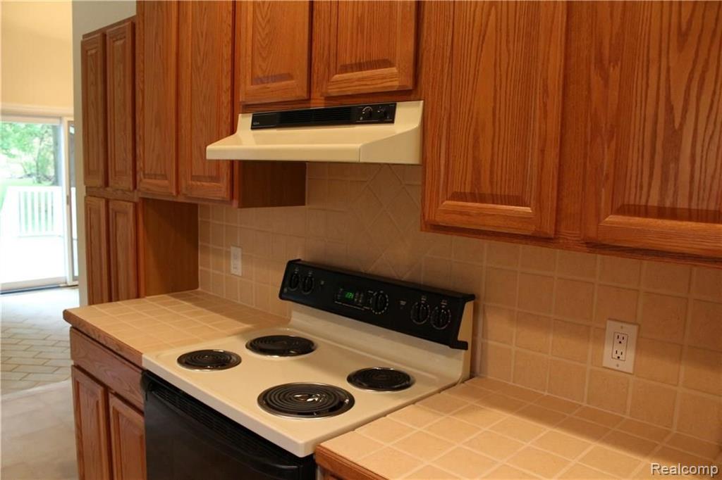 2724 Hickory Lawn Road Rochester Hills, MI 48307 - Photo 4 of 30