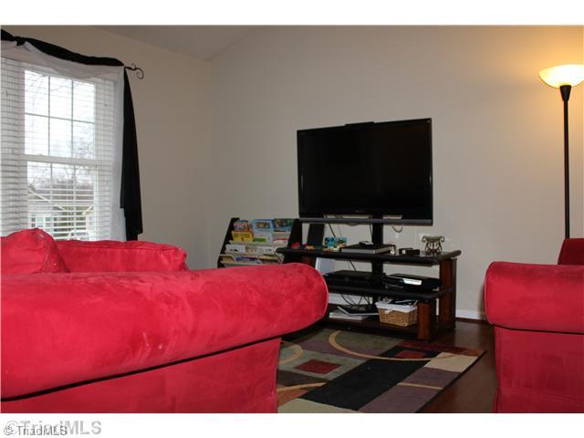 6011 High View Road Greensboro, NC 27410 - Photo 3 of 15 Living Room.