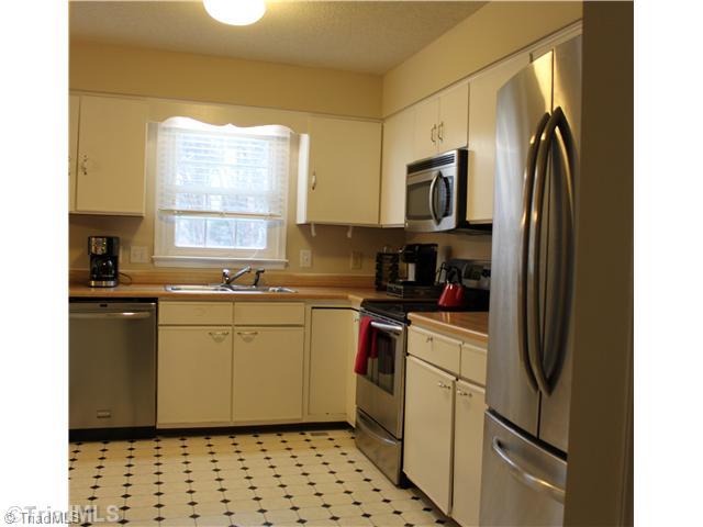 6011 High View Road Greensboro, NC 27410 - Photo 6 of 15 Kitchen.